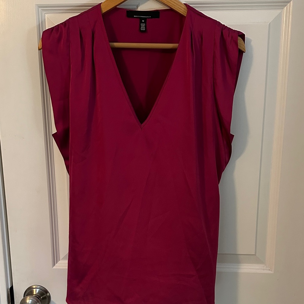 White House Black Market V-Neck Sleeveless Blouse - Magenta Size M